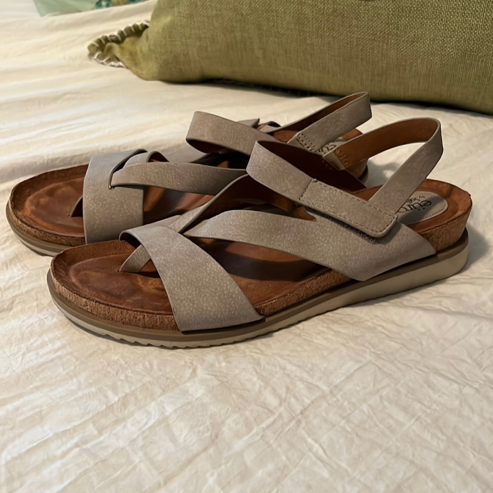 Sofft Eurosoft sandals tan women size 8.5